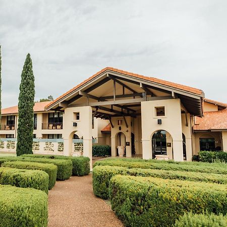 Chateau Elan At The Vintage Pokolbin Eksteriør billede Clubhouse at the Royal Perth Golf Club