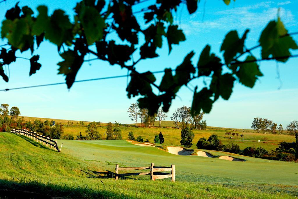 Chateau Elan At The Vintage Pokolbin Eksteriør billede The 18th hole at the 2007 PGA Championship