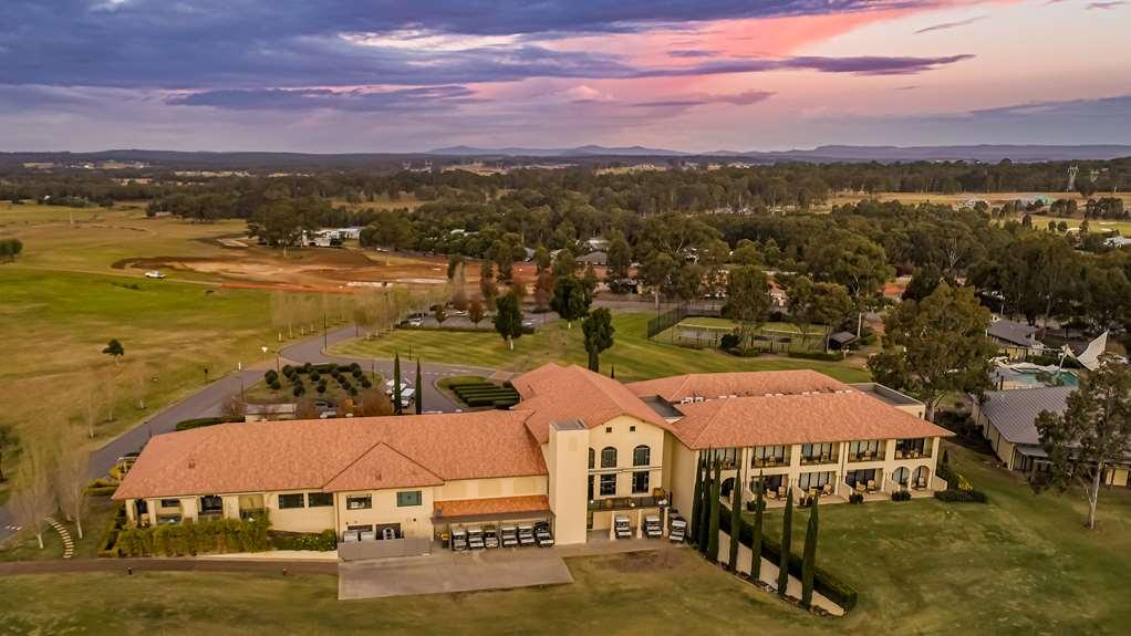 Chateau Elan At The Vintage Pokolbin Eksteriør billede Aerial view of the clubhouse at the Wagga Wagga Golf Club