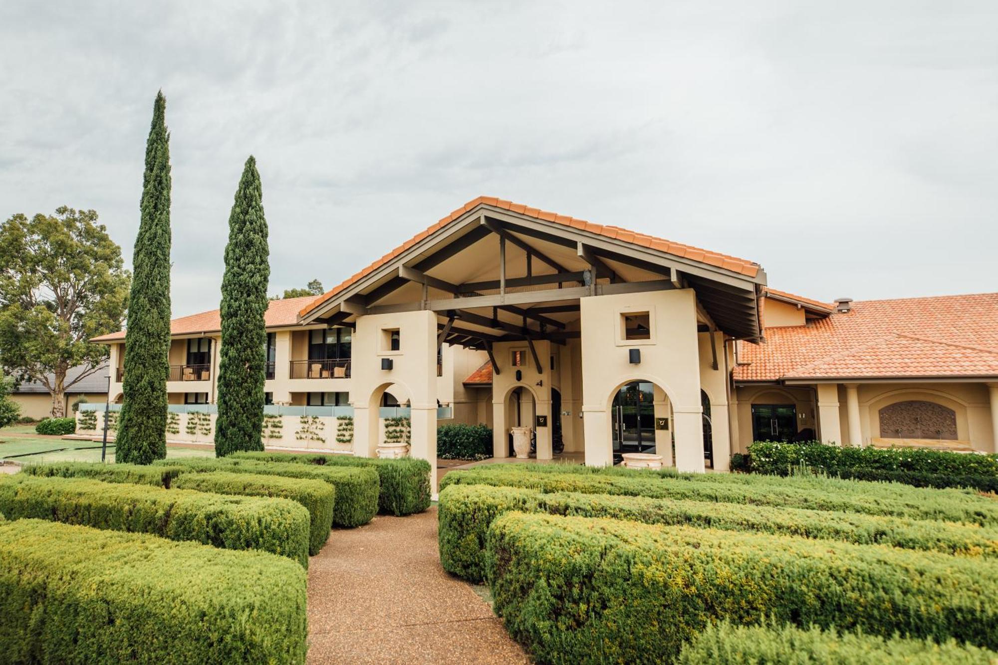 Chateau Elan At The Vintage Pokolbin Eksteriør billede Clubhouse at the Royal Perth Golf Club
