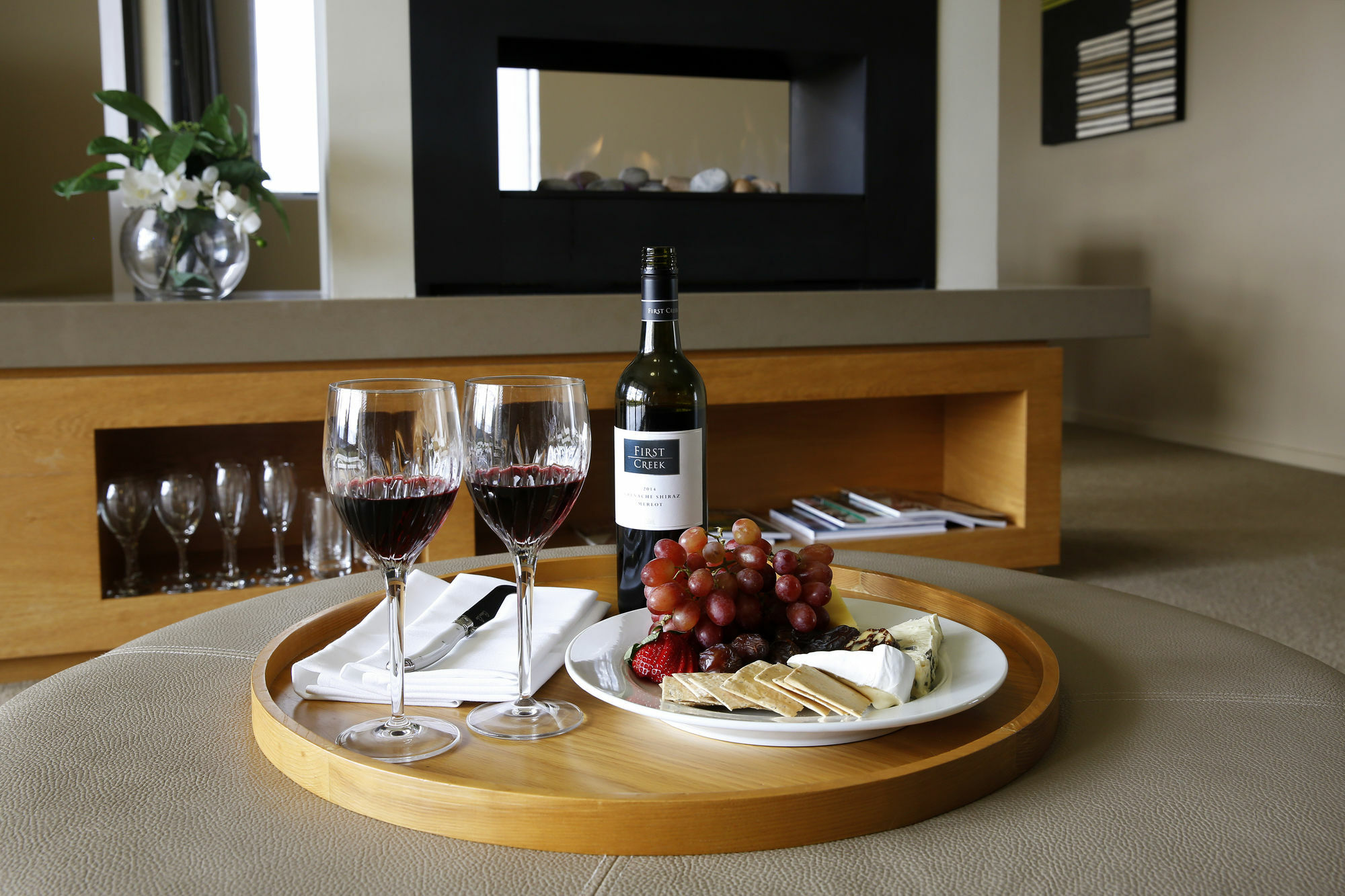 Chateau Elan At The Vintage Pokolbin Eksteriør billede A wine and cheese platter