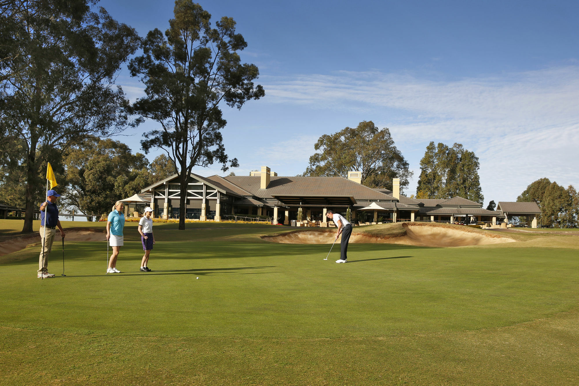 Chateau Elan At The Vintage Pokolbin Eksteriør billede Clubhouse at the 18th green