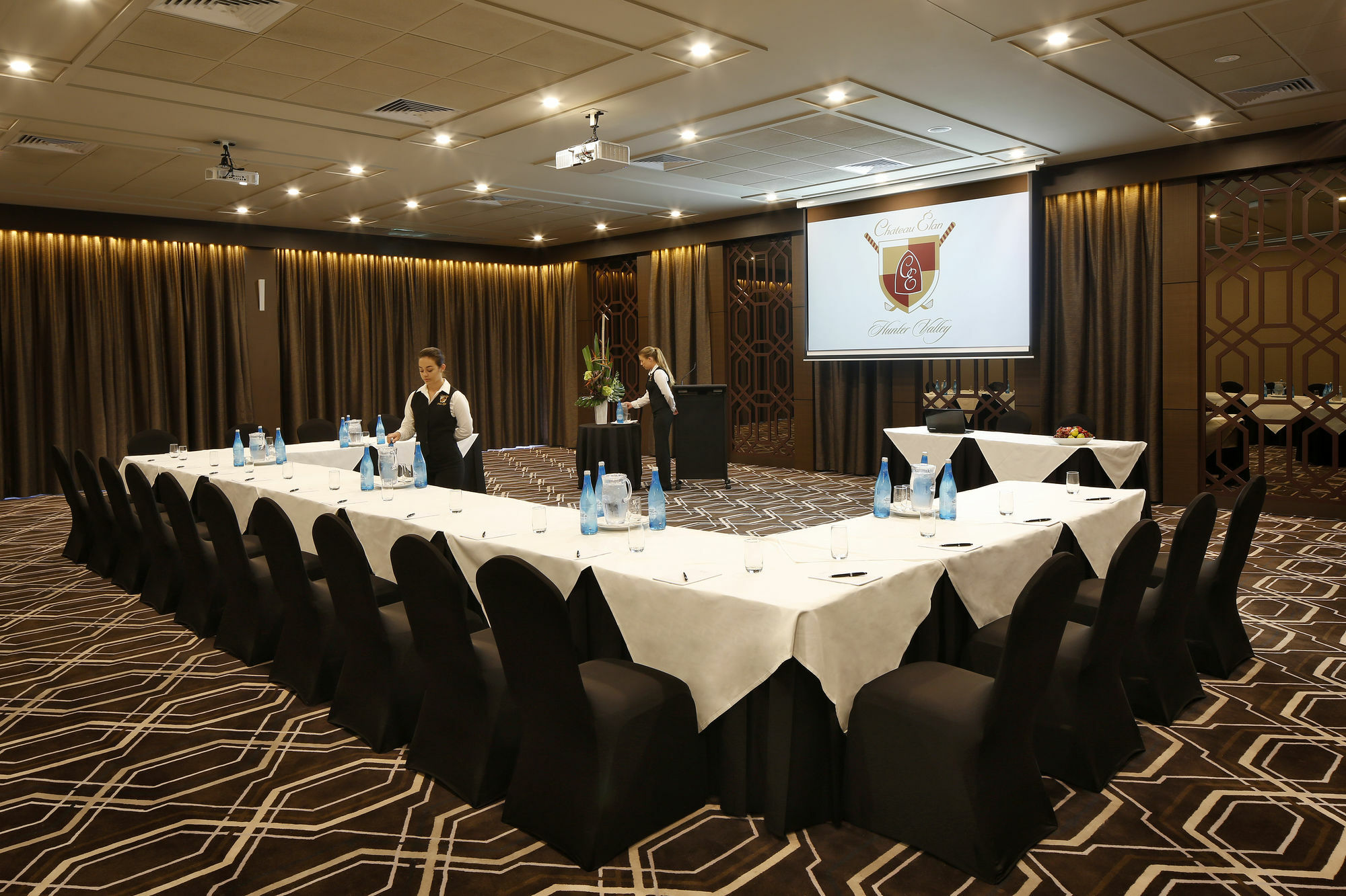 Chateau Elan At The Vintage Pokolbin Eksteriør billede A meeting room at the Crown Towers