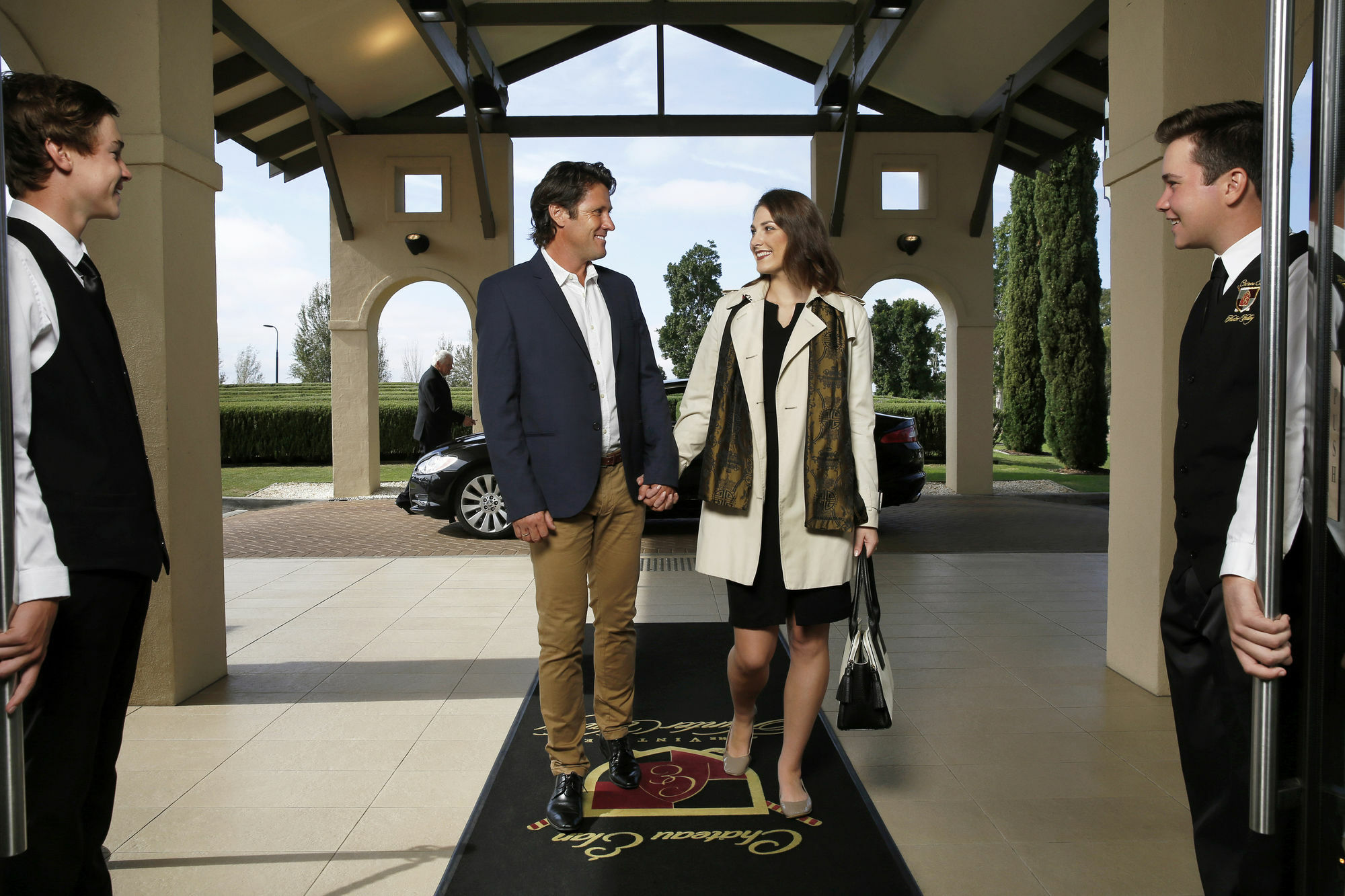 Chateau Elan At The Vintage Pokolbin Eksteriør billede A couple being greeted by a concierge