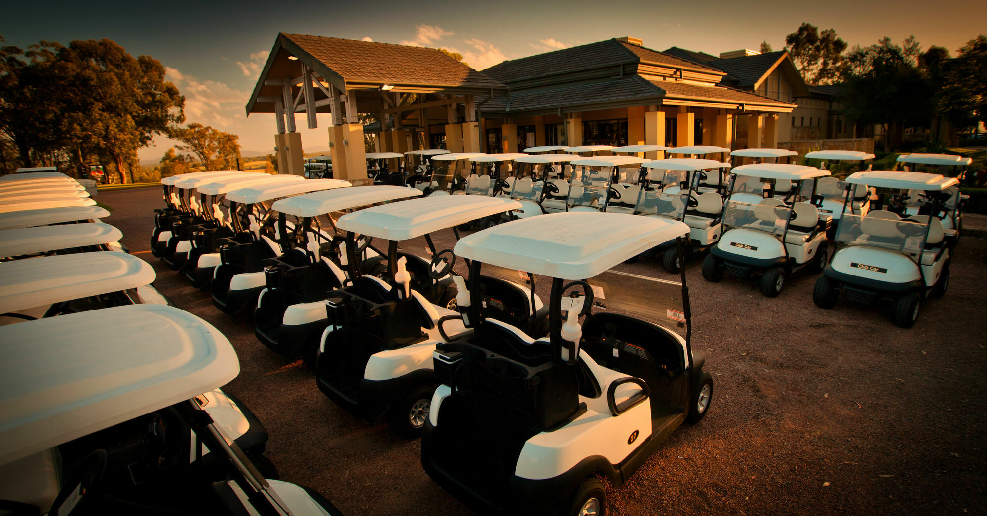 Chateau Elan At The Vintage Pokolbin Eksteriør billede Golf carts at a golf course